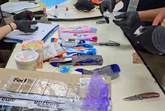 Detectan marihuana «premium» oculta entre medias en encomiendas aéreas