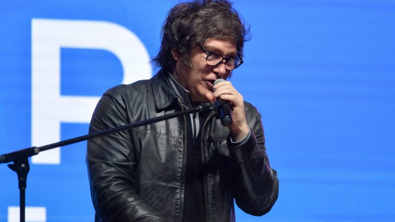 Milei repudia cánticos antisemitas de jóvenes estudiantes