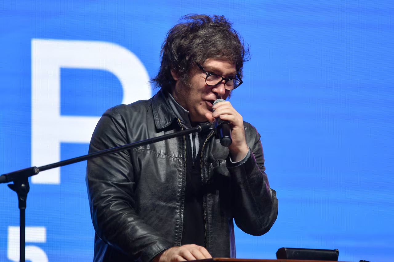 Milei repudia cánticos antisemitas de jóvenes estudiantes