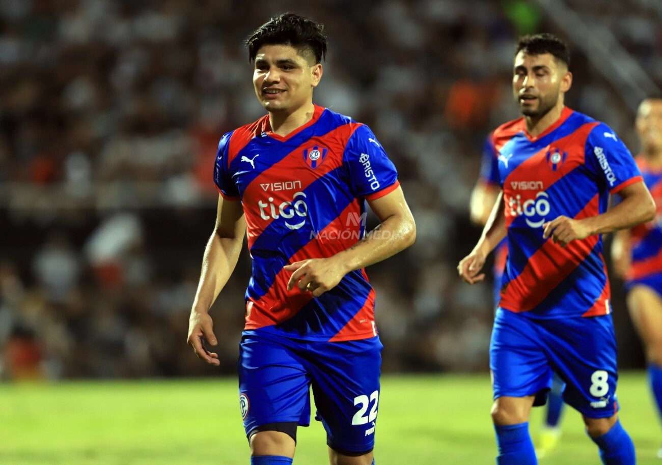 ¡Cerro inhibido por FIFA por una deuda con Claudio Aquino!