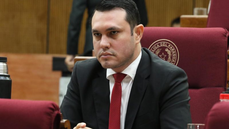 Corte le baja el pulgar a senador «abogado»: suspenden matrícula de Hernán Rivas