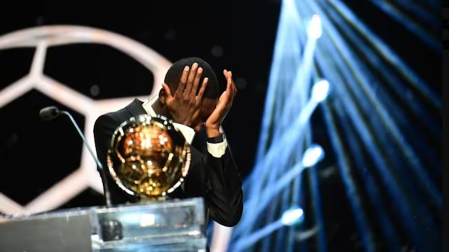Ousmane Dembélé se emociona al hablar de su madre y de su amigo de infancia en la entrega del Balón de Oro