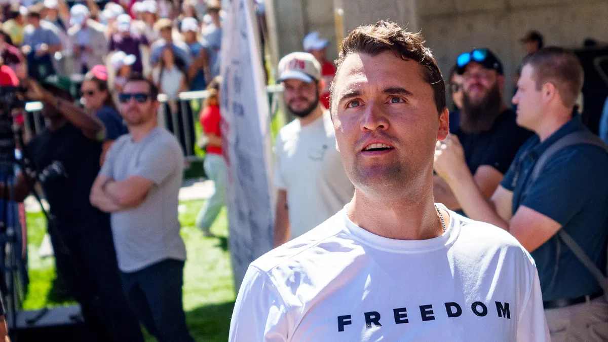 Avanza la investigación del crimen de Charlie Kirk, mientras el autor sigue prófugo