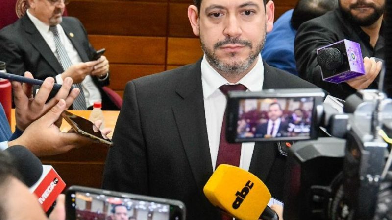 Latorre marca distancia de «Bachi»: promete elecciones anuales en Diputados