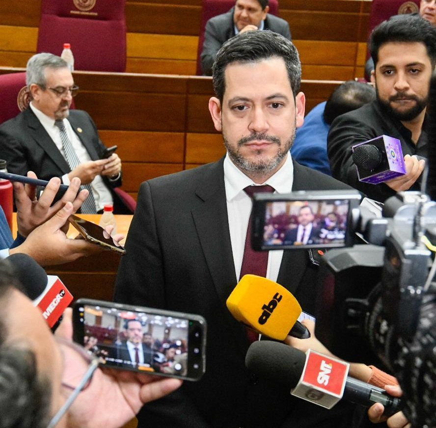 Latorre marca distancia de «Bachi»: promete elecciones anuales en Diputados