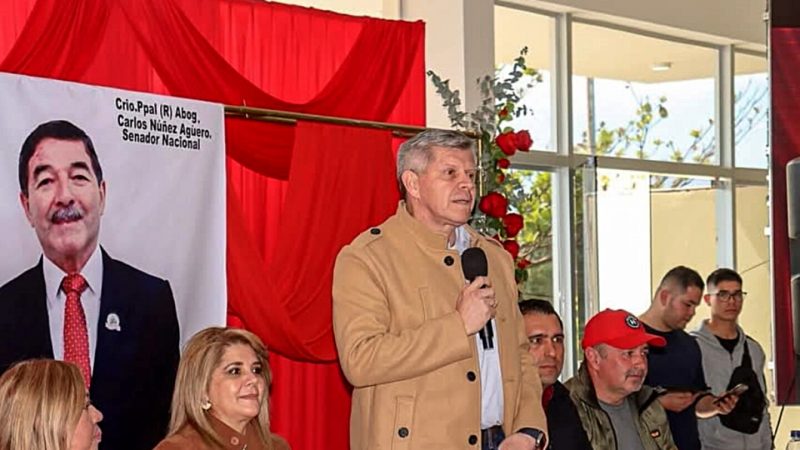 Presencia del Comandante de la Policía en cumpleaños de senador cartista desata críticas por posible uso político