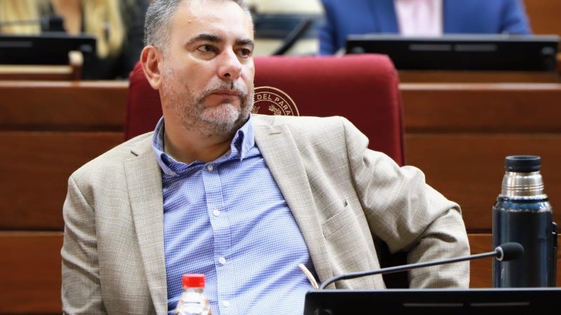 “Sobres del poder”: Senador Ever Villalba pide juicio político a Santiago Peña