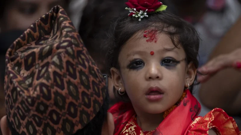 Una niña de dos años es entronizada como la nueva “diosa viviente” de Nepal
