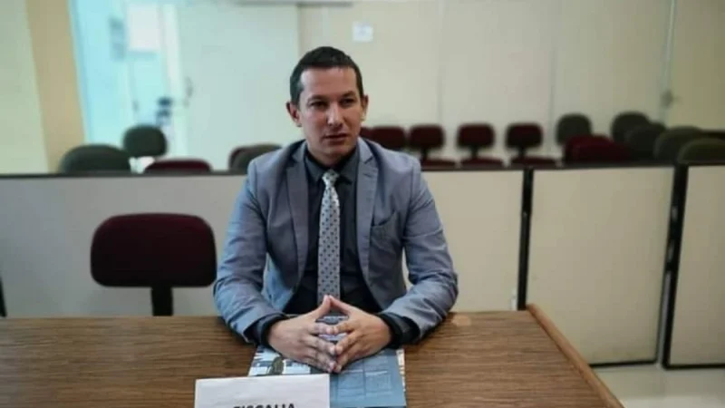 Agente fiscal y abogada son captados en plena farra y cantan la polca colorada