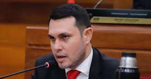 Senador Rivas maniobra con chicanas para frenar juicio por título falso