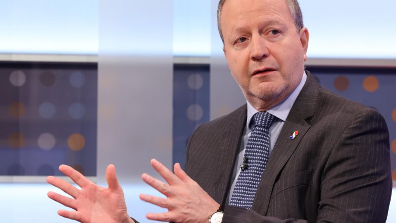 Ministro de Economía advierte que “más plata no salva al IPS” si no mejora su manejo