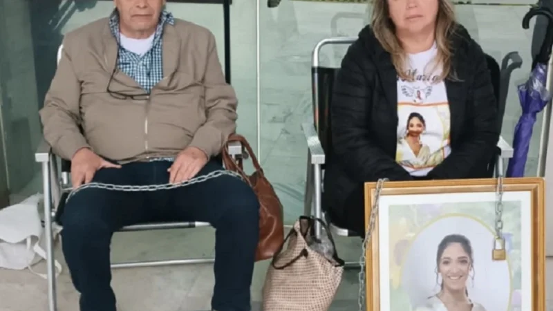 Padres de Sol Chávez se encadenan y exigen cárcel para condenadas por intoxicación de flúor