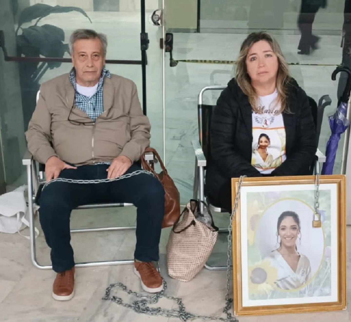 Padres de Sol Chávez se encadenan y exigen cárcel para condenadas por intoxicación de flúor