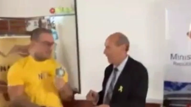 Sicólogos critican charla de influencer y alertan sobre peligro de hablar sin conocimiento