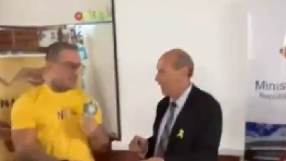 Sicólogos critican charla de influencer y alertan sobre peligro de hablar sin conocimiento