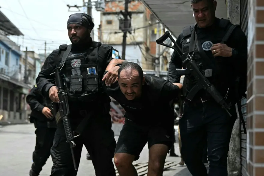 Escenas de guerra en Rio de Janeiro: 64 muertos en la operación policial más letal