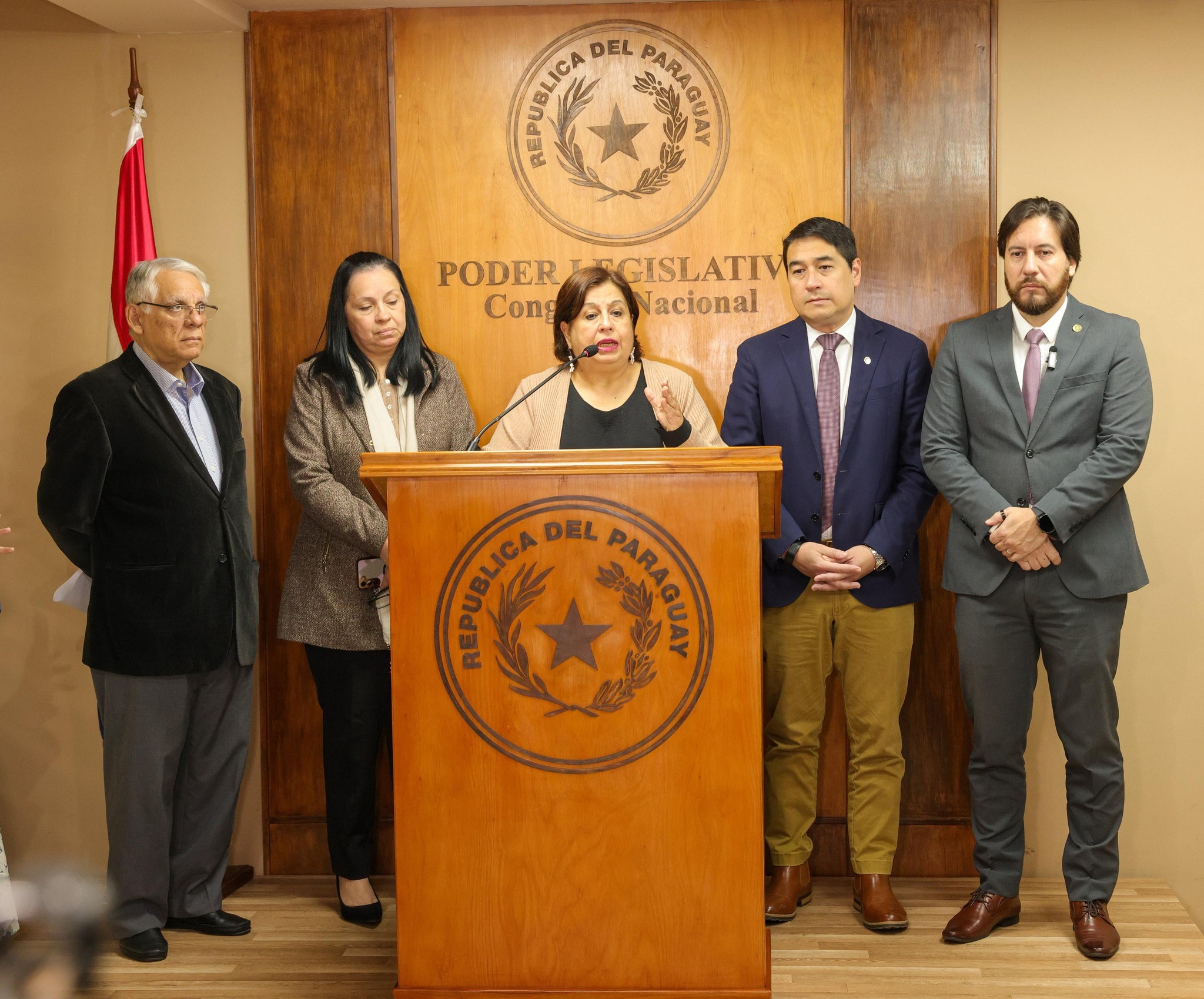 Santiago Peña busca «diálogo», oposición grita cleptocracia