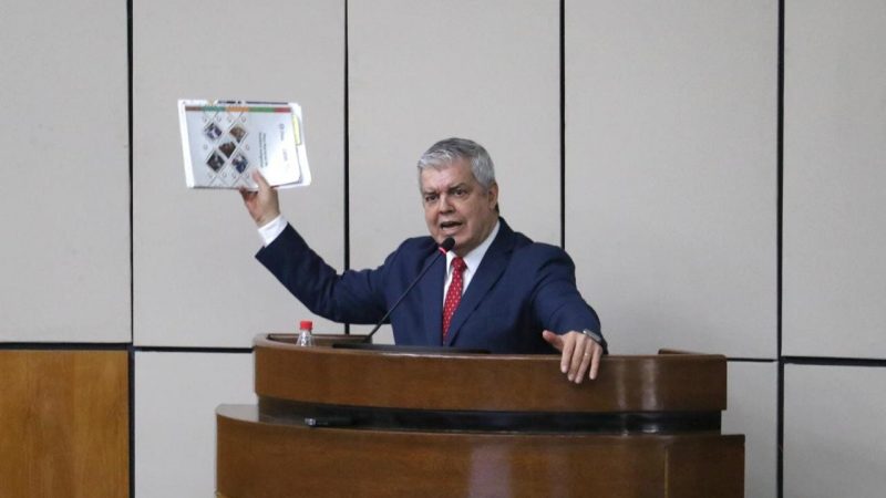 Riera admite espionaje y exhibe chats para justificar represión a la Gen Z: “Estaban en la mira”