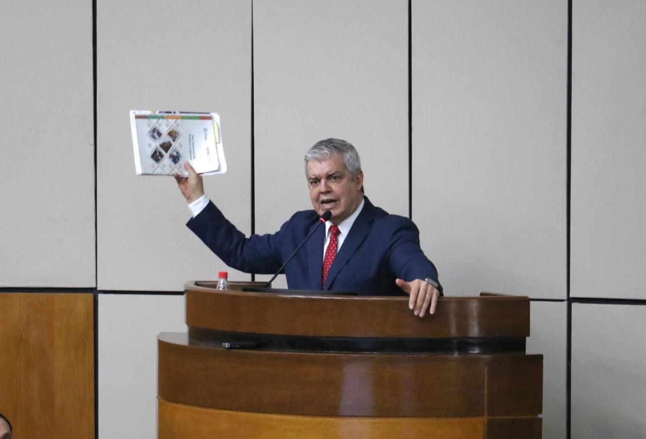 Riera admite espionaje y exhibe chats para justificar represión a la Gen Z: “Estaban en la mira”