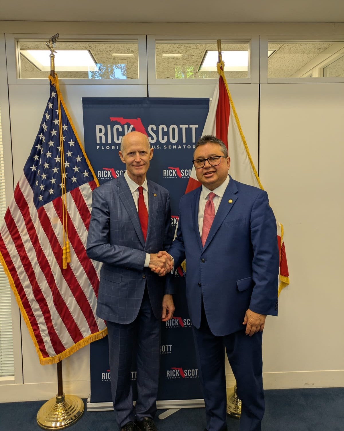 Busca desplazar a China: Embajador Gustavo Leite se reúne con senador Rick Scott para «fortalecer vínculos comerciales y políticos»
