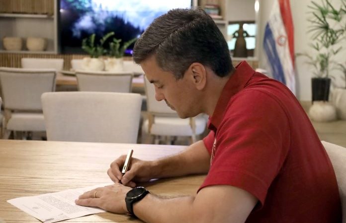 Peña firma el decreto que declara terroristas al PCC y al Comando Vermelho