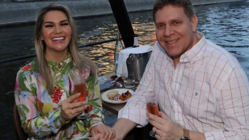 Eddie Jara en Cancún con su pareja Johana Vega mientras el sector cañero colapsa