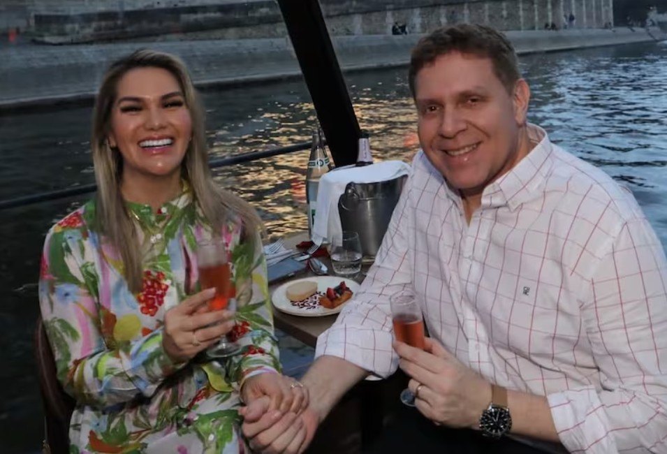 Eddie Jara en Cancún con su pareja Johana Vega mientras el sector cañero colapsa