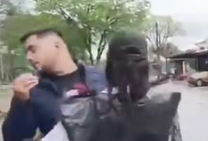 Escándalo en el Este: primera dama abofetea a concejal durante desalojo