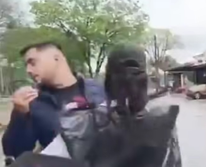 Escándalo en el Este: primera dama abofetea a concejal durante desalojo