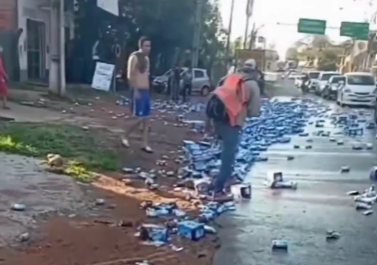 Cerveza libre en Capiatá tras vuelco de camión