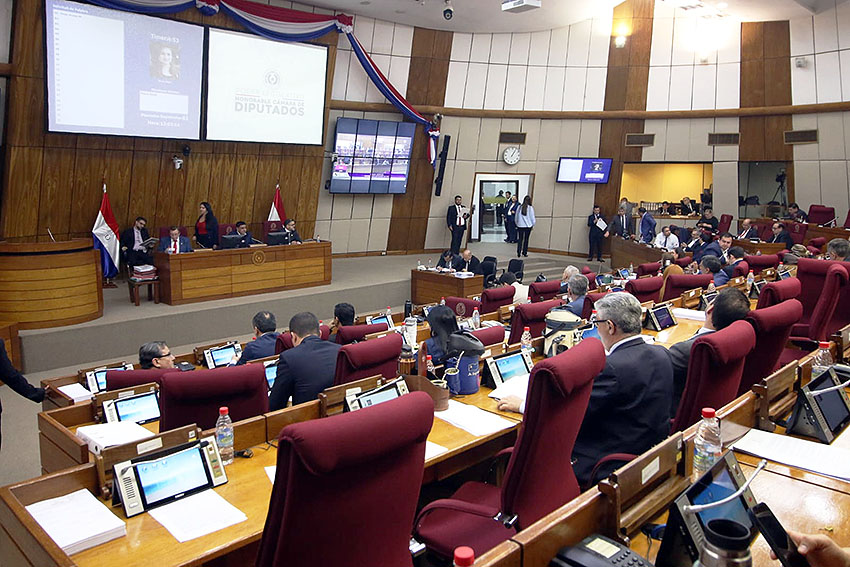 “Cepillada a Cartes” y “EEUU país bananero”: oposición estalla en Diputados tras sesión polémica