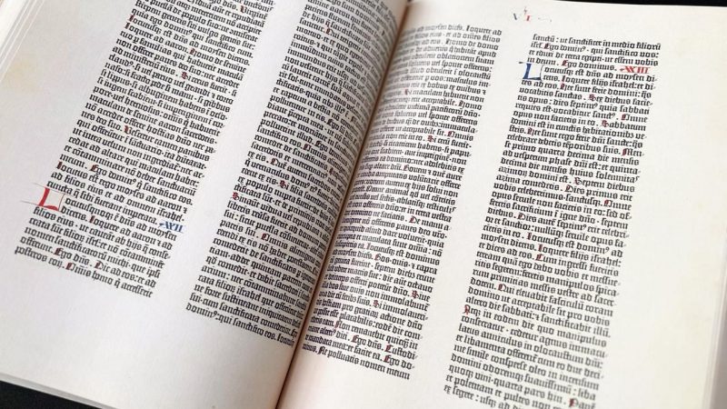 La Biblioteca Nacional del Paraguay recibe réplica del Antiguo Testamento de la Biblia de Gutenberg
