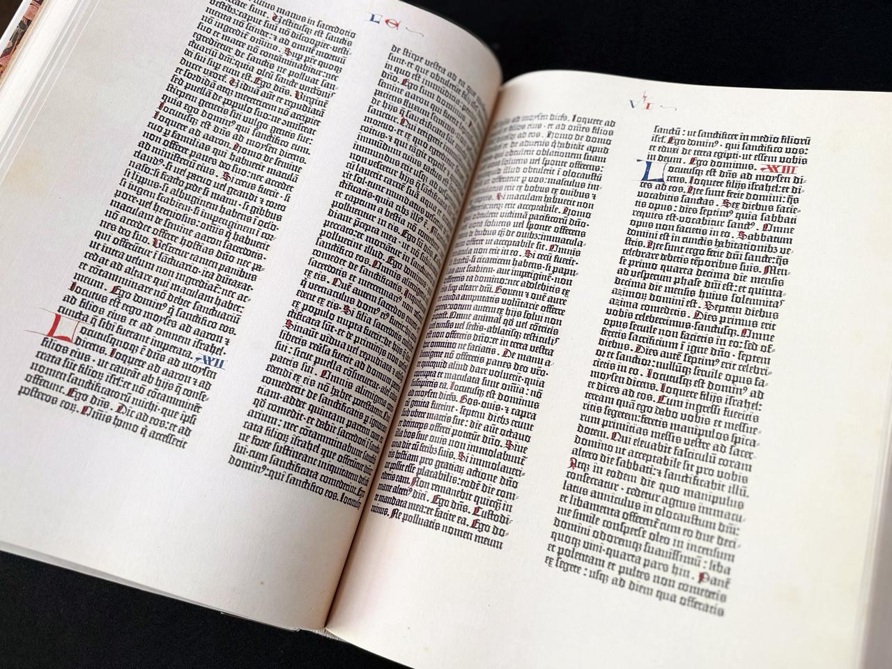 La Biblioteca Nacional del Paraguay recibe réplica del Antiguo Testamento de la Biblia de Gutenberg