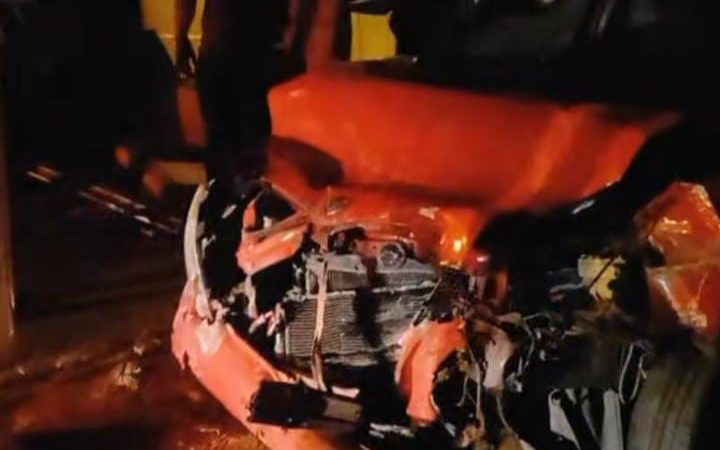 Conductora muere al chocar contra un camión en Fernando de la Mora