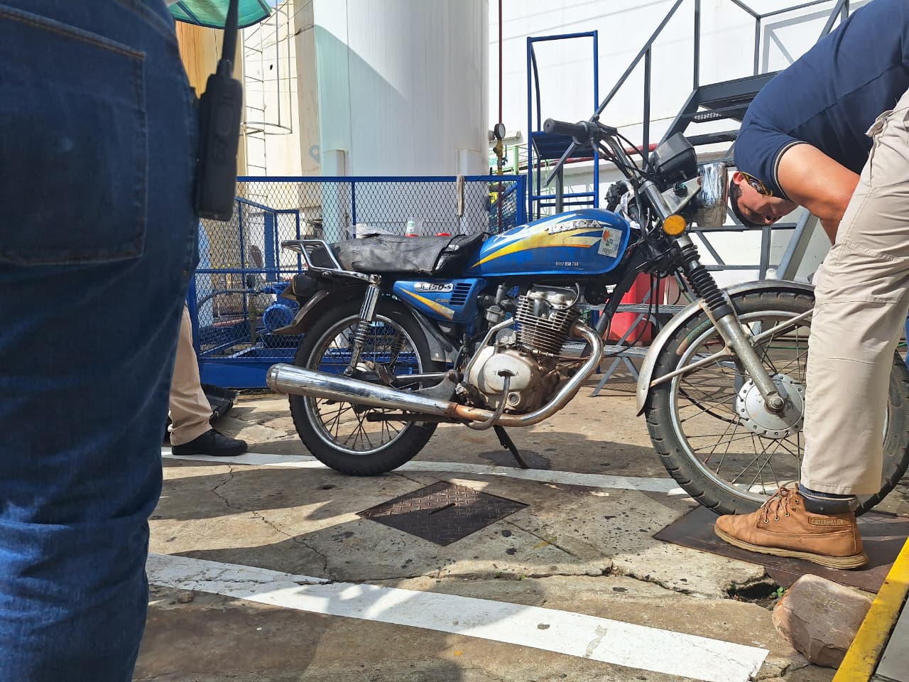 Encuentran motocicleta usada por sicarios en el asesinato del teniente coronel Guillermo Moral