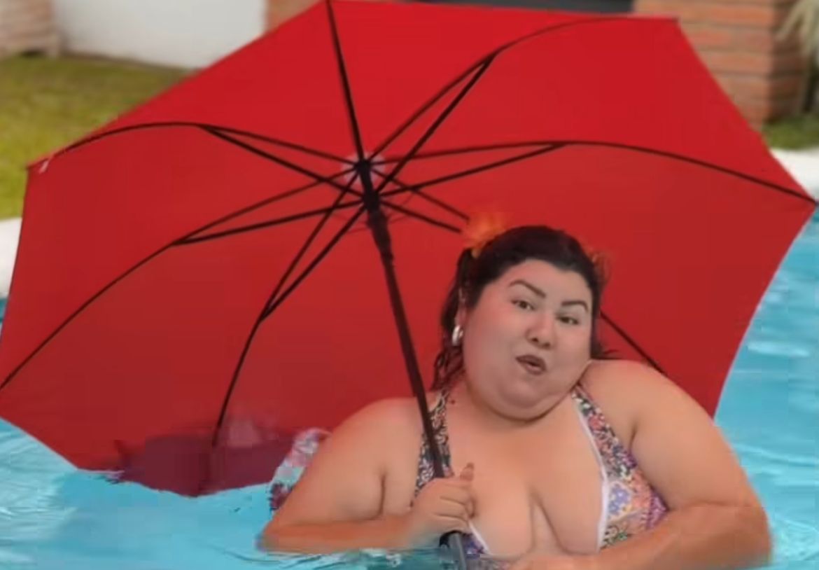 ¡La gordita más viral del verano! Su simpatía arrasa en redes promocionando sombrillas de pileta
