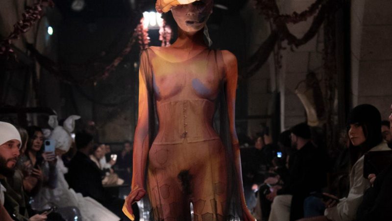 Kim Kardashian desata una tormenta mundial con su polémica “tanga de vello púbico”