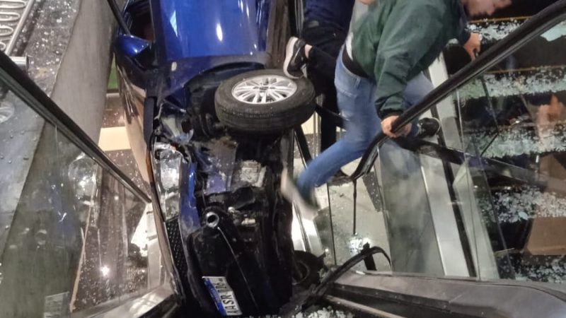Mujer protagoniza un insólito accidente dentro de un shopping