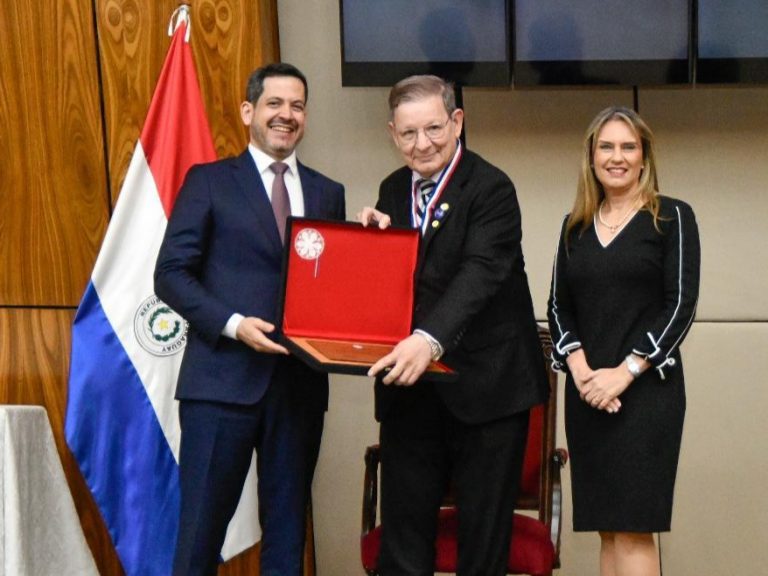 Carlos Martini se emocionó al recibir un reconocimiento y recordó a su mamá