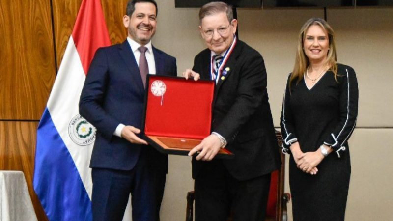 Carlos Martini se emocionó al recibir un reconocimiento y recordó a su mamá