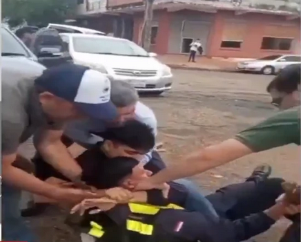 Joven atacó a un agente de tránsito aparentemente tras una batalla de rap