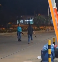 Investigan filmación donde se ve a mujeres armadas con machetes y pistola