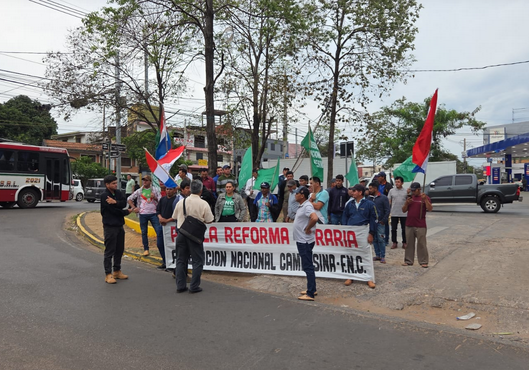 Campesinos protestan frente al Mercado de Abasto y denuncian persecución permanente