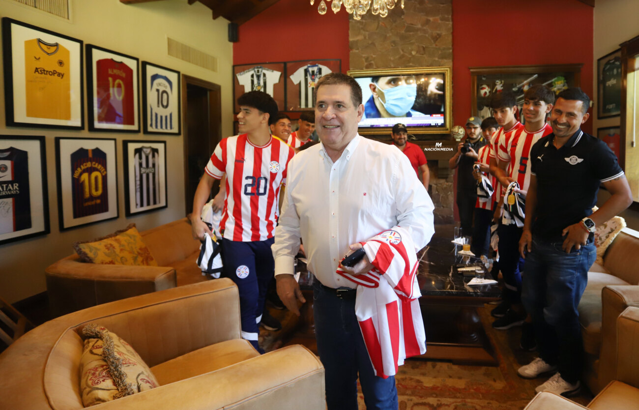 Cartes se perfila como hincha VIP de la Albirroja tras el perdón de EE.UU.