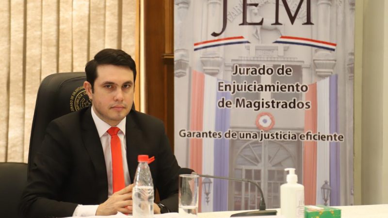 Senador Rivas a juicio por título trucho, pero zafa de parte de la causa