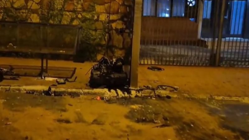 Vehículo chocó contra el viaducto de Rca. Argentina, motor salió volando