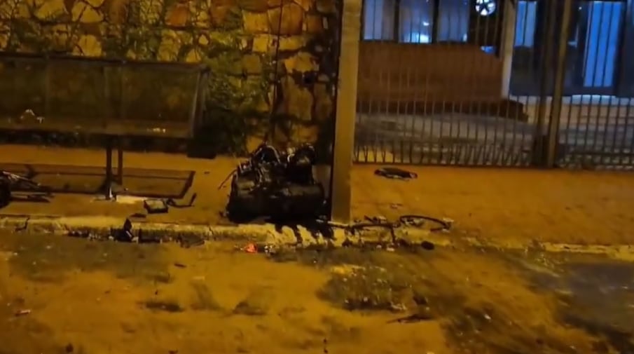 Vehículo chocó contra el viaducto de Rca. Argentina, motor salió volando