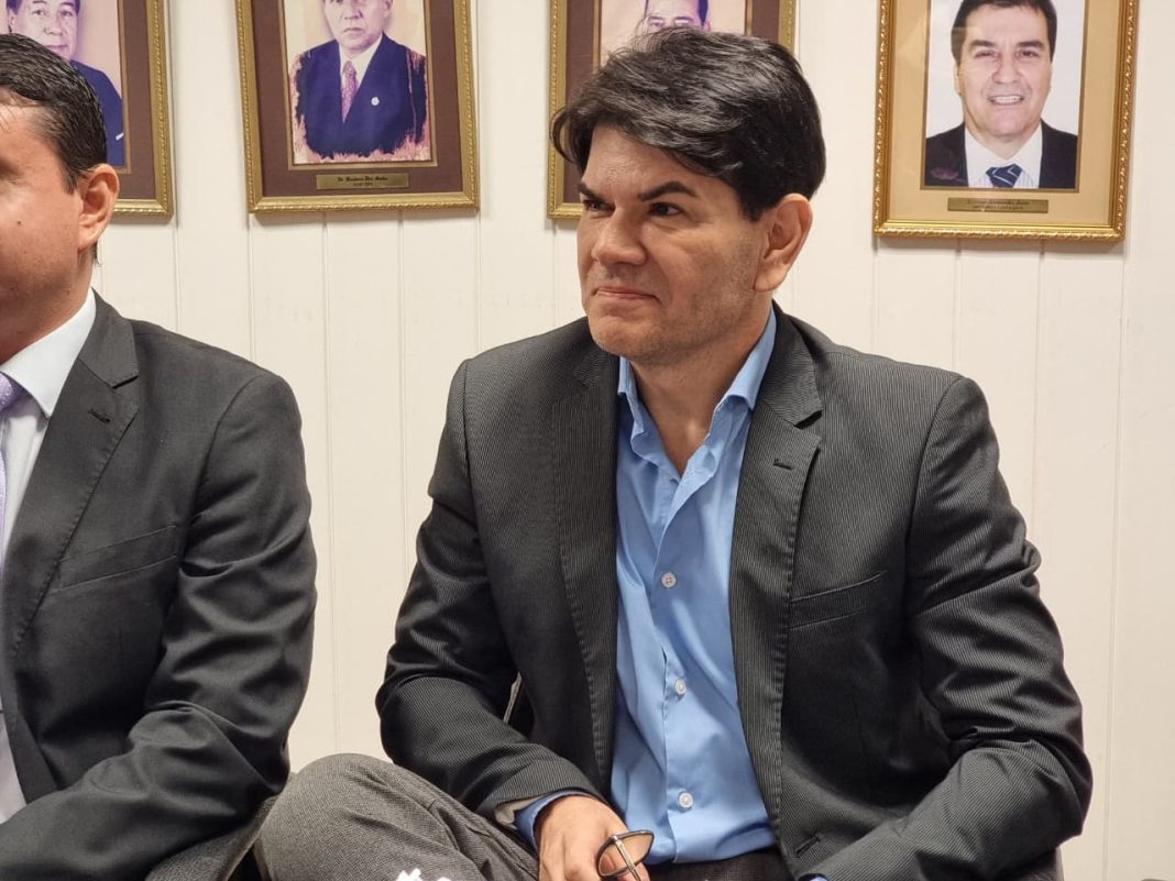 Fiscal Bernardo Elizaur niega coima y acusa a su asistente de haber negociado en su nombre