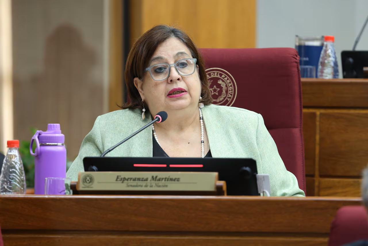 Senadora Martínez dispara contra el cartismo: “Ven globalismo, pero no ven el crimen”