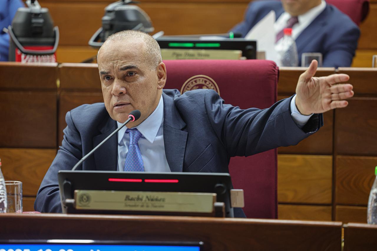 “Atenta contra la democracia”: Bachi Núñez fulmina intento de juramento de Orlando Arévalo